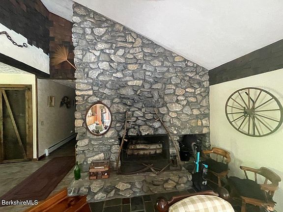 3rd image of 40 Willow Cove Rd
