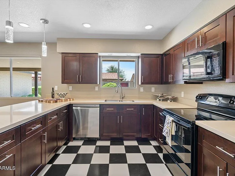 1235 W 12th Pl — Photo 6