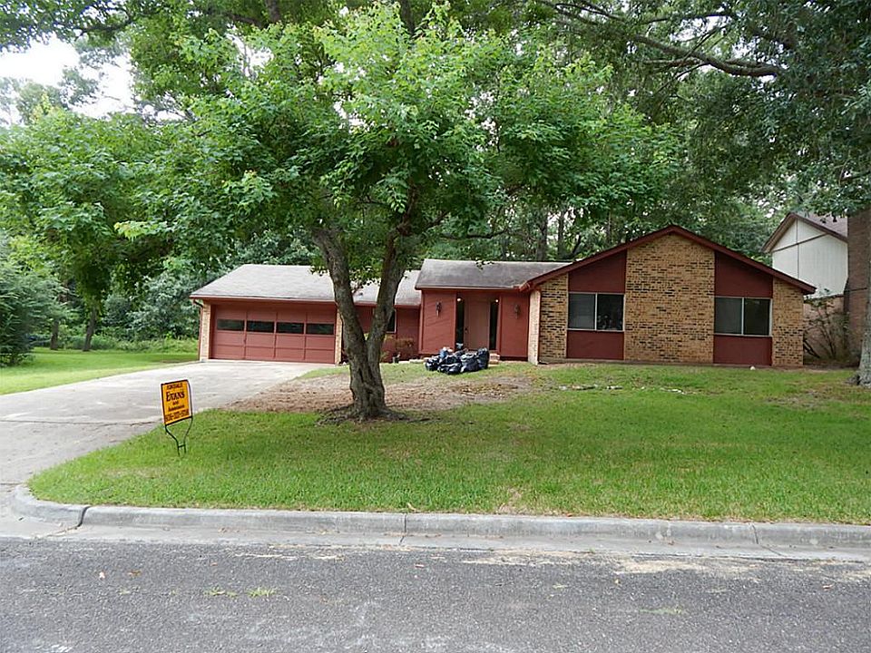 3 bedroom, 2 bath, nice location in restricted subdivision in town