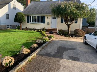 60 Smith St, Greenlawn, NY 11740