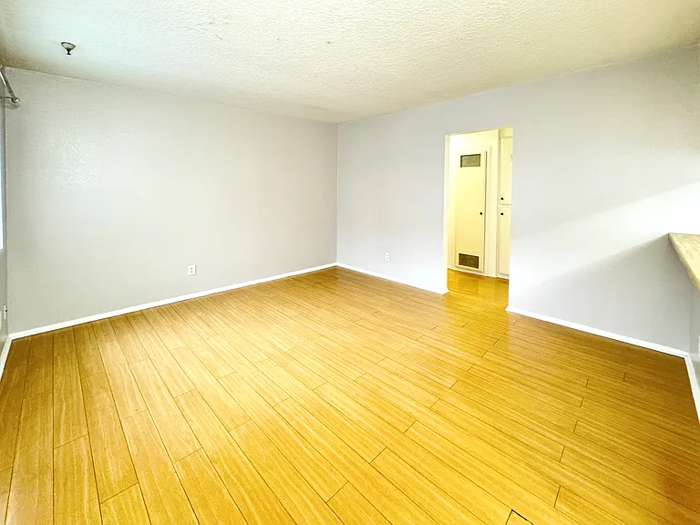 13105 Kornblum Ave — Photo 18