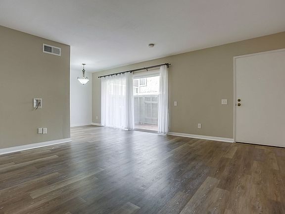 3rd image of 804 Stillwater Cove Way