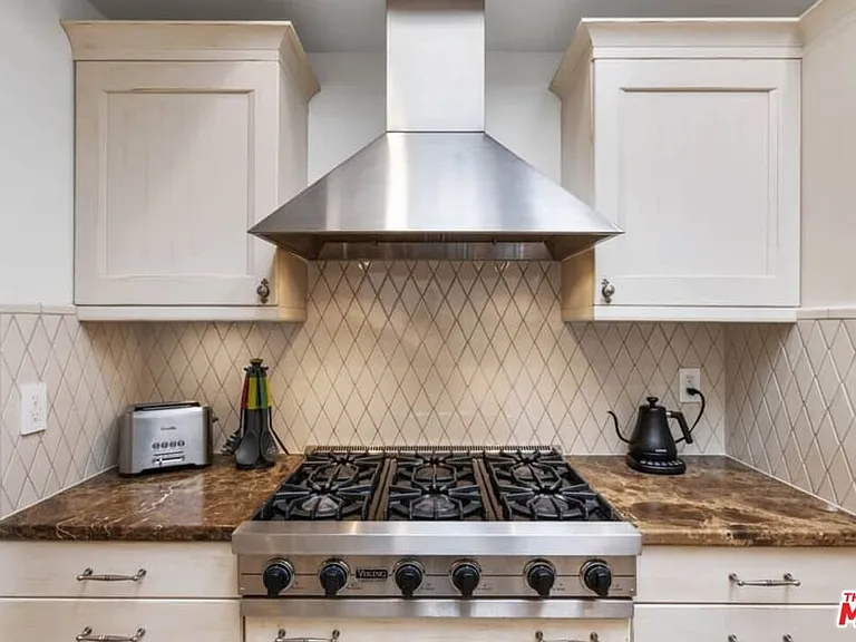 261 S Reeves Dr — Photo 11