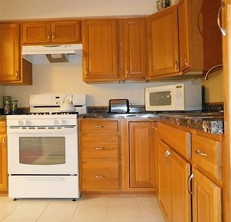 NEWER KITCHEN WITH APPLIANCE PACKAGE