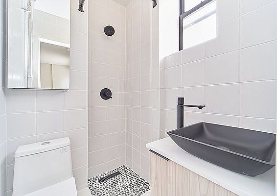 3rd image of 208 E 6th St APT 36