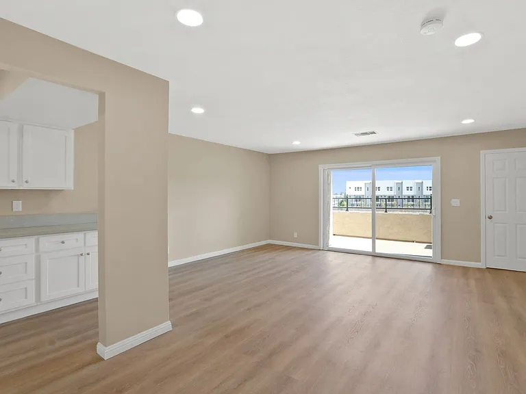 1115 Rosecrans Ave — Photo 2