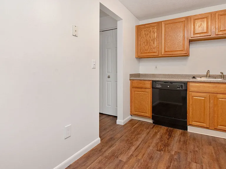 South Winds Apartments — Photo 32