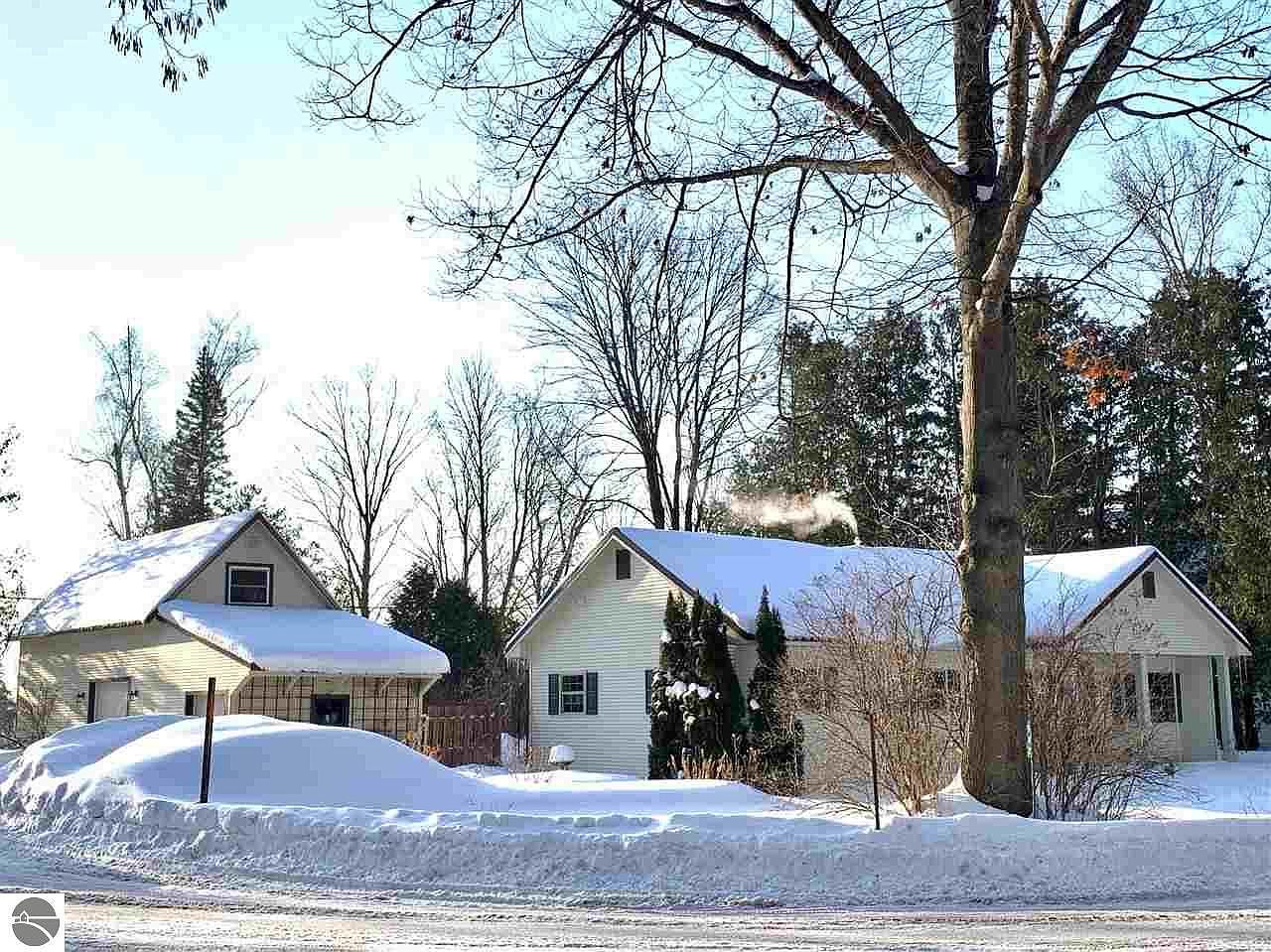 522 N Lincoln St, Suttons Bay, MI 49682 Zillow