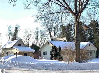 522 N Lincoln St, Suttons Bay, MI 49682