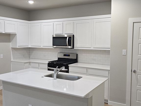 4th image of 302 Berkshire Dr