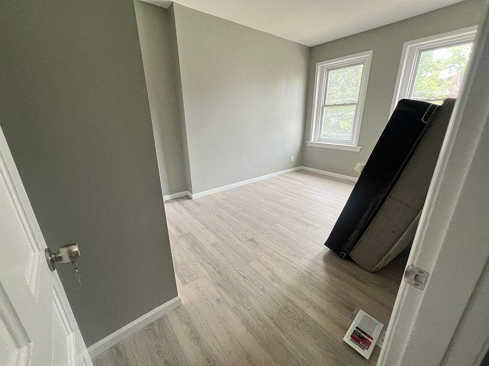 1st image of 912 Adelaide St #201