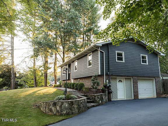 5th image of 25597 Cornelius Dr