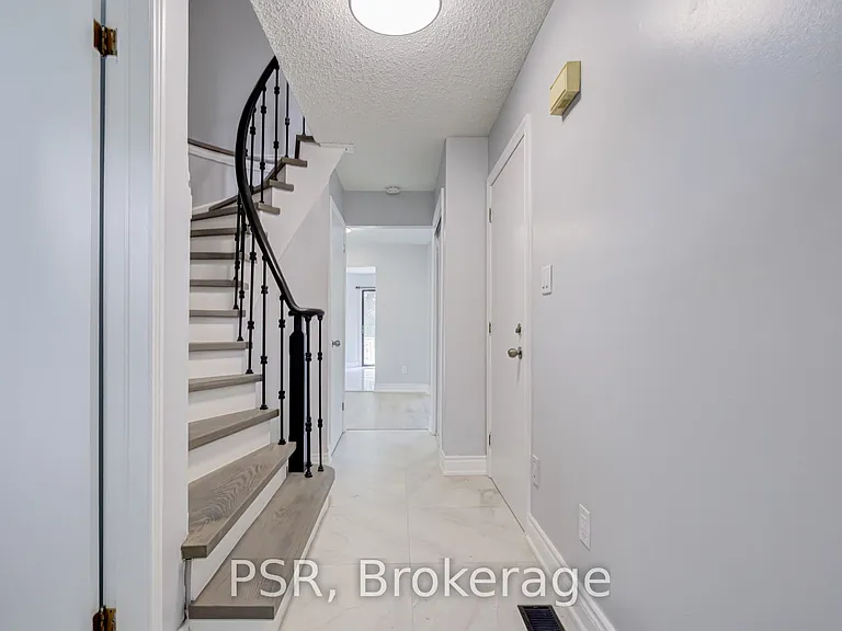 166 Adele Cres — Photo 9
