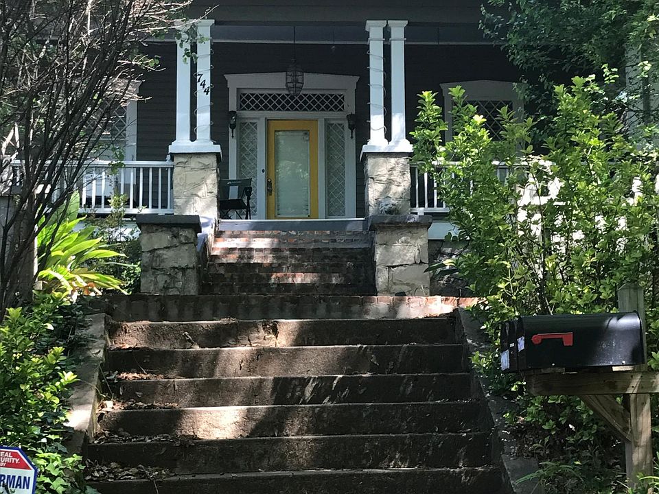 Front of home/Apt is in back of house