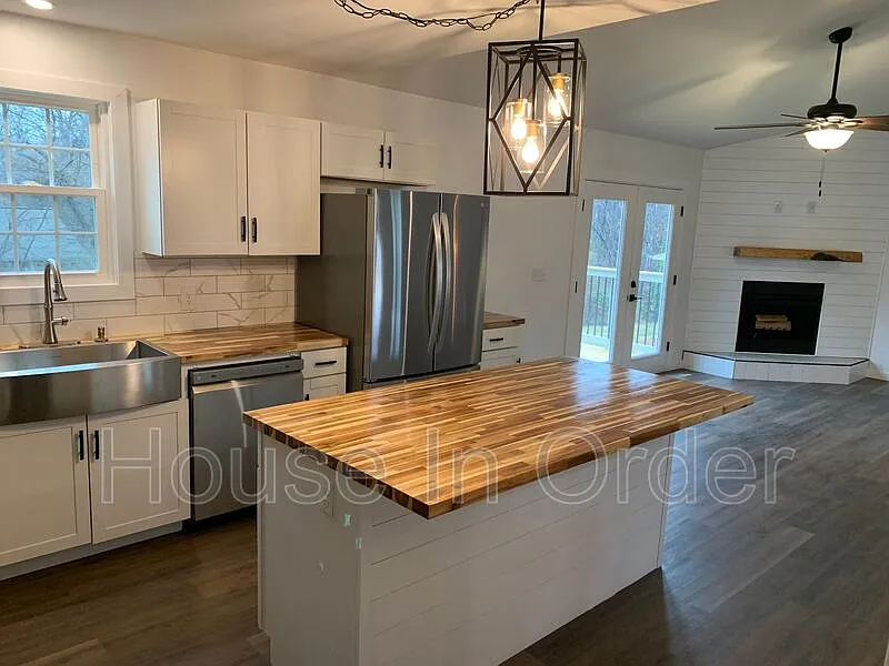 3 bed, 2.5 bath, 2522 sqft, $2,400 — Photo 3