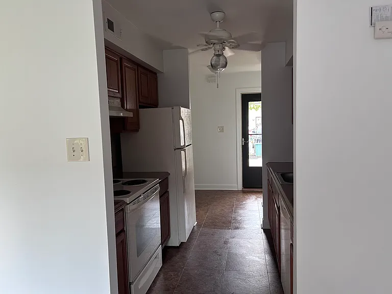 Country Hickory Ln — Photo 2