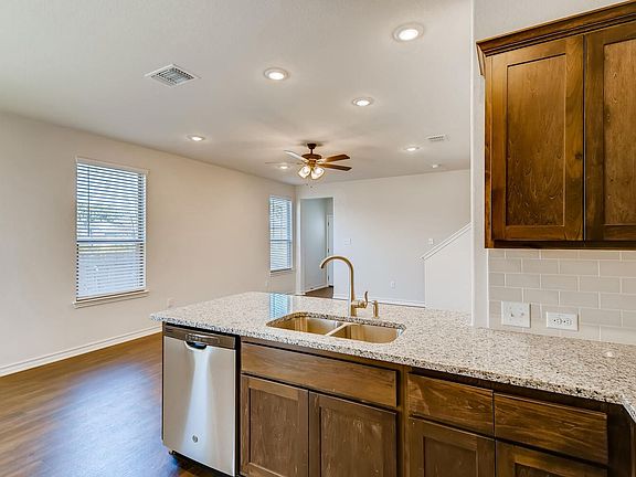 5th image of 10318 Lynwood Br #101