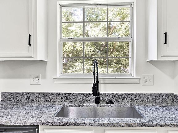 3rd image of 1022 Quail Hollow Dr