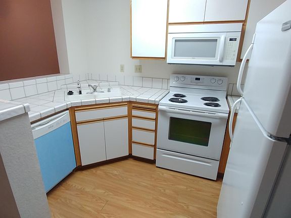 4th image of 976 Belmont Ter Unit 2