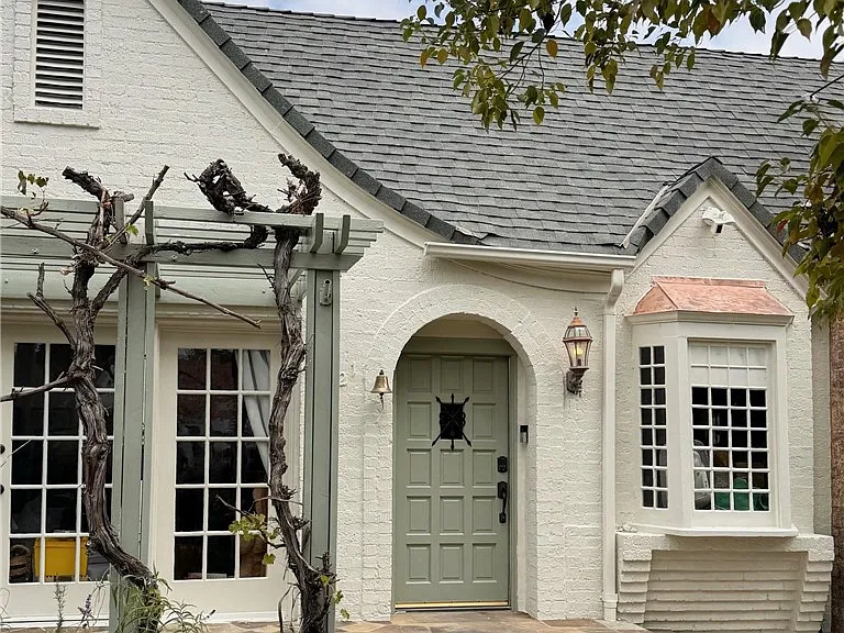 2421 N Heliotrope Dr — Photo 9