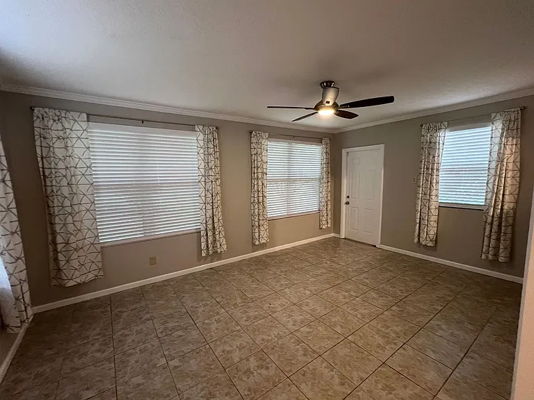 1018 Landsdowne Dr — Photo 5