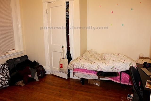 2nd image of 463 Park Dr #L4