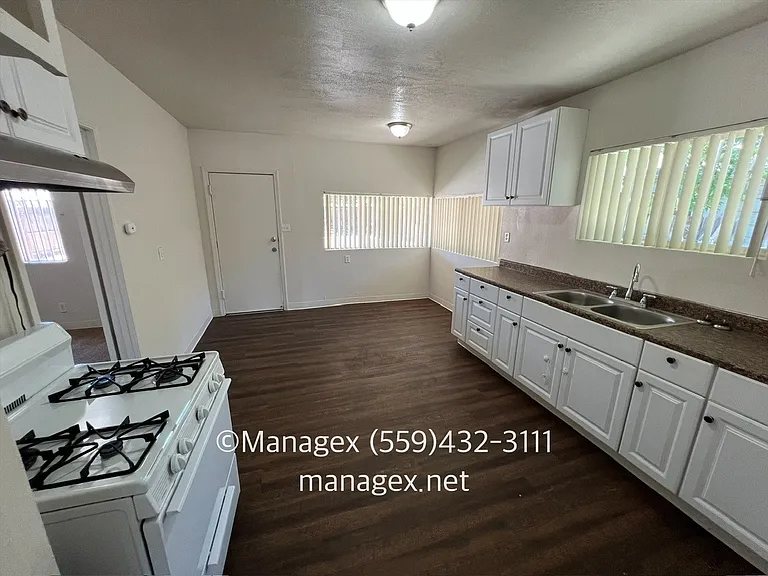 1129 E Brown Ave — Photo 5