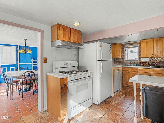 4th image of 937 6th Street