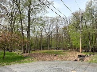 Stuart Pl, Bushkill, PA 18324