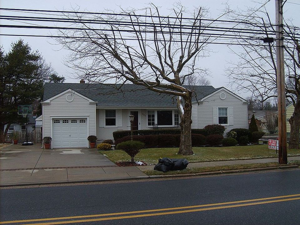 2nd image of 303 Shore Rd