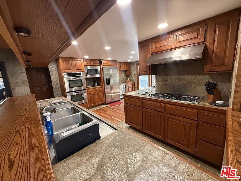 1196 Willow Ln — Photo 10