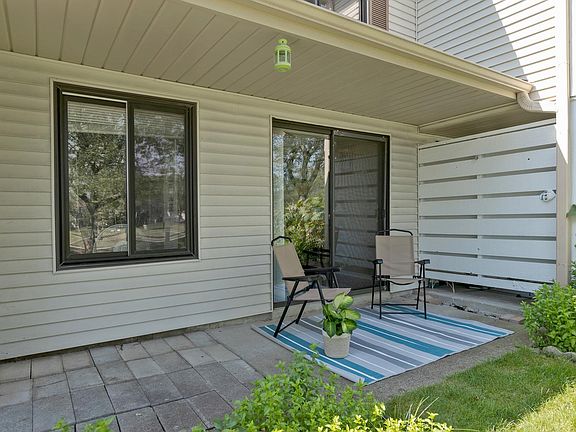 2nd image of 320 Jefferson Ct
