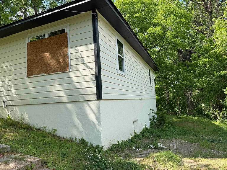 8 E Brooks Rd — Photo 3