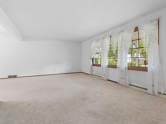 BRIGHT WINDOW SPACE
