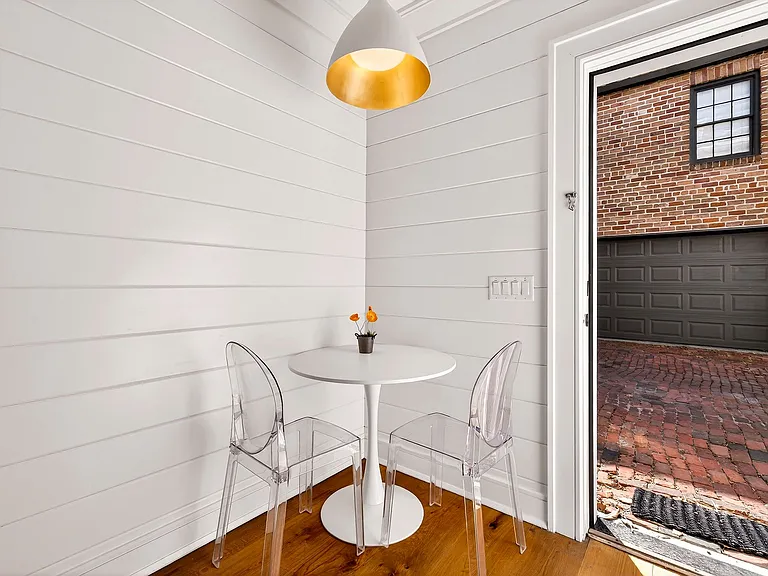 109 E Gordon Ln — Photo 5