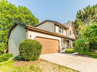 1557 Old Barn Cir, Libertyville, IL 60048