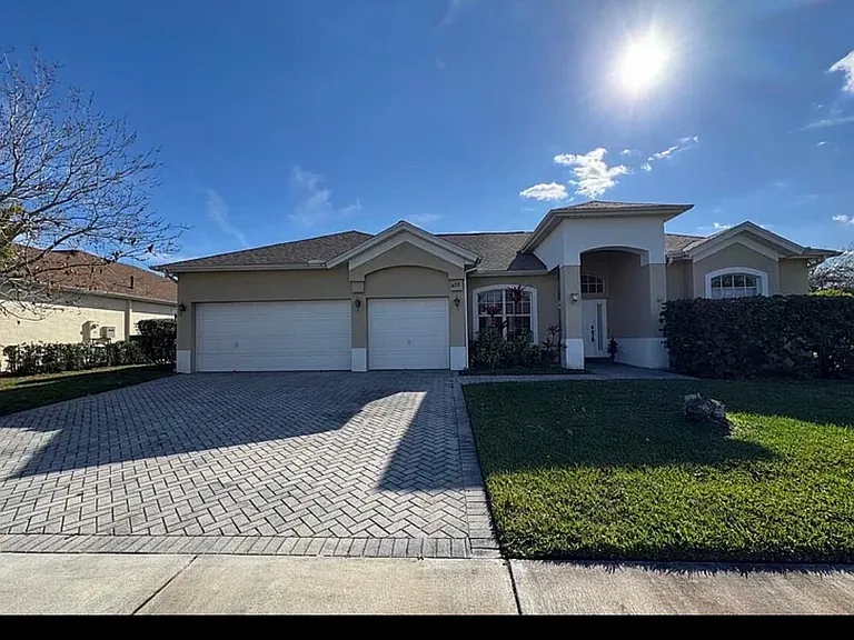 408 N Key Lime Sq SW — Photo 2