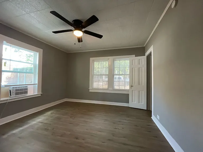 216 E Division St — Photo 10