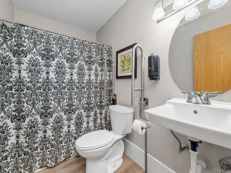 Seven Pines Apartments — Photo 14
