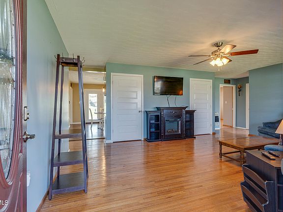 5th image of 105 W Lake Dr