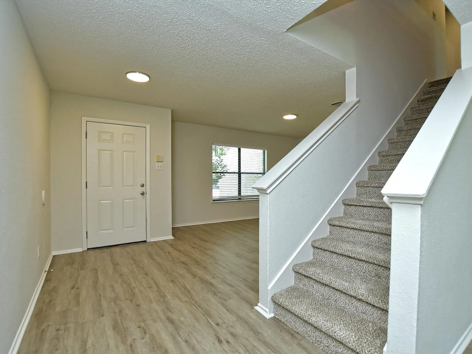 5 bed, 2.0 bath, 3084 sqft, $2,075 — Photo 3