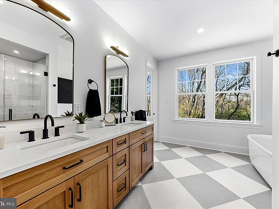 4th image of 102 Knoxlyn Farm Dr