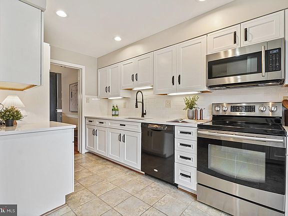 3rd image of 404 W Glebe Rd