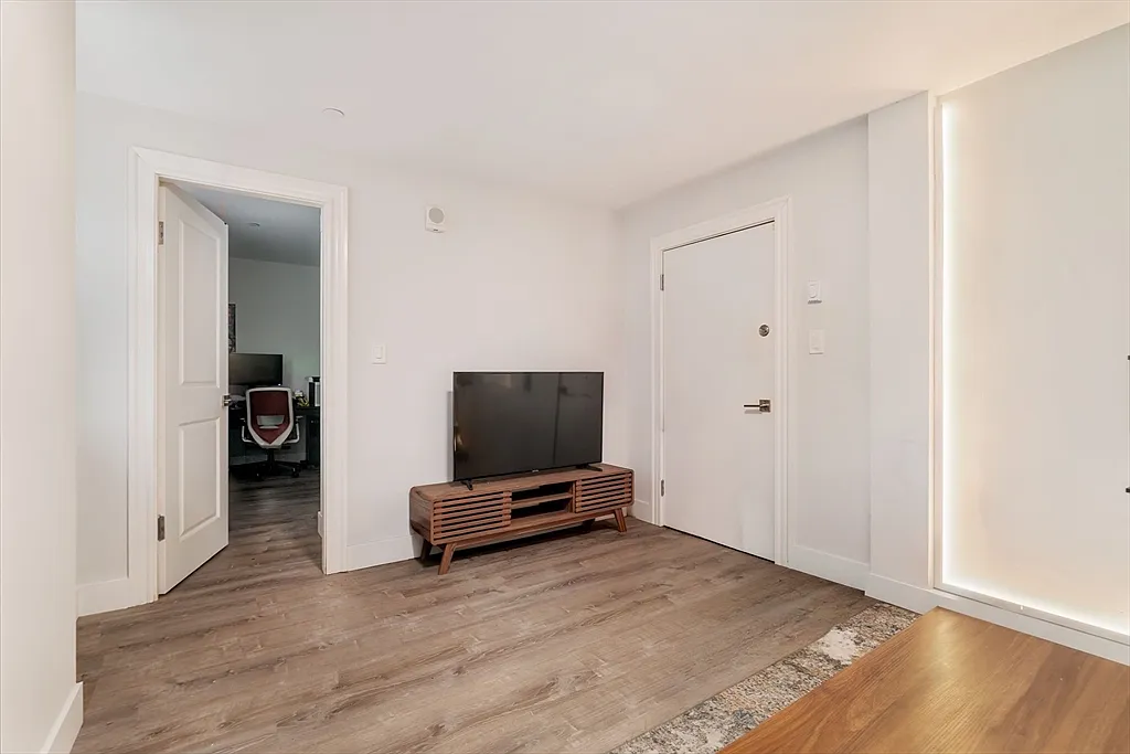 2 bed, 1.0 bath, 537 sqft, $3,925 — Photo 3
