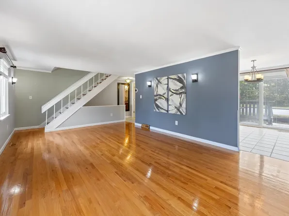 10 Trolley Crossing Ln, Middletown, CT 06457