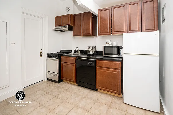 Rented by Coldwell Banker Warburg | media 9