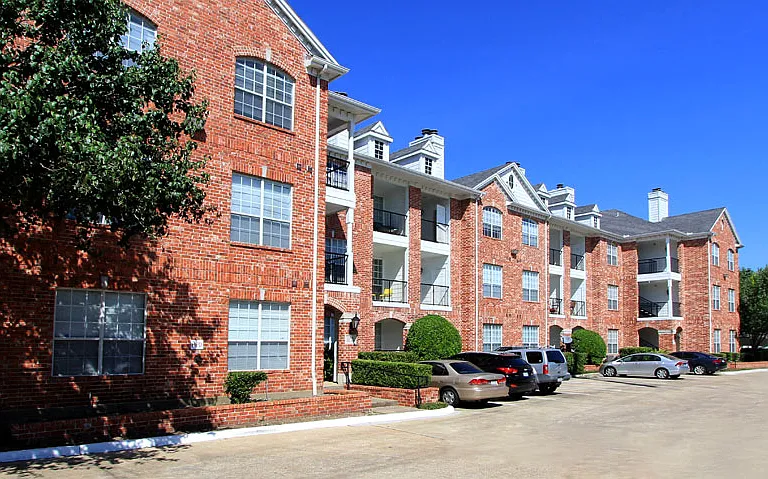 Lanesborough Apartments — Photo 18