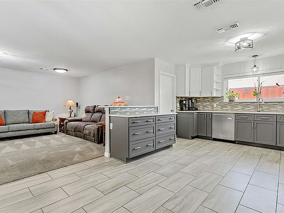 3rd image of 410 Truman Dr