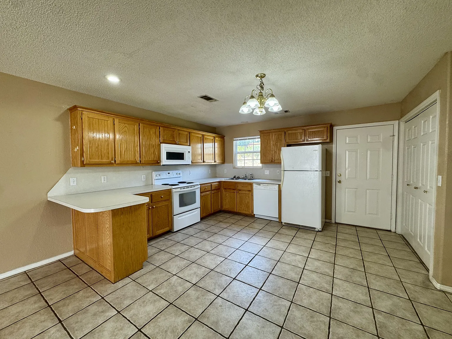 102 S Roland Rd — Photo 4