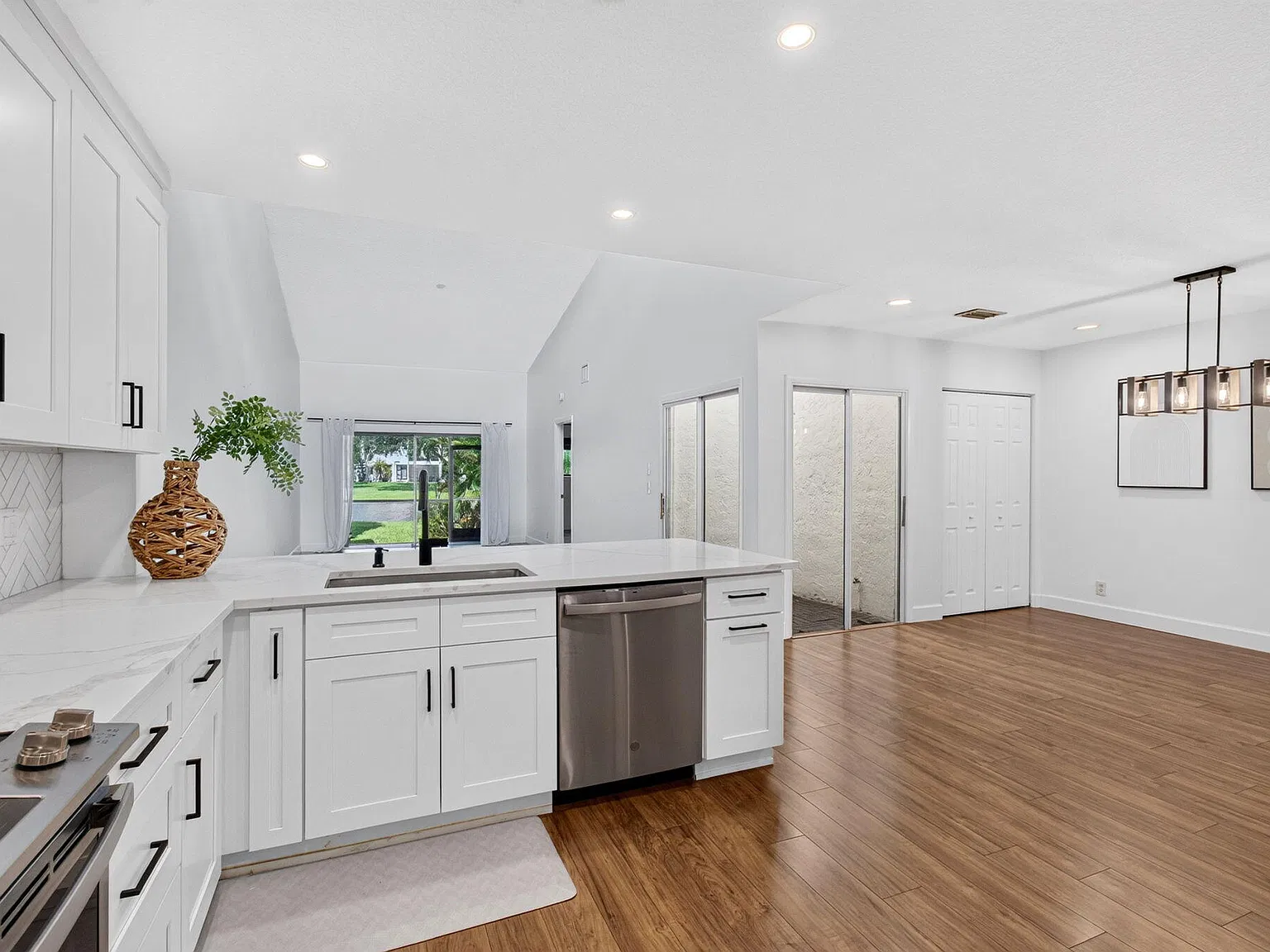 2 bed, 2.0 bath, 1249 sqft, $2,800 — Photo 4
